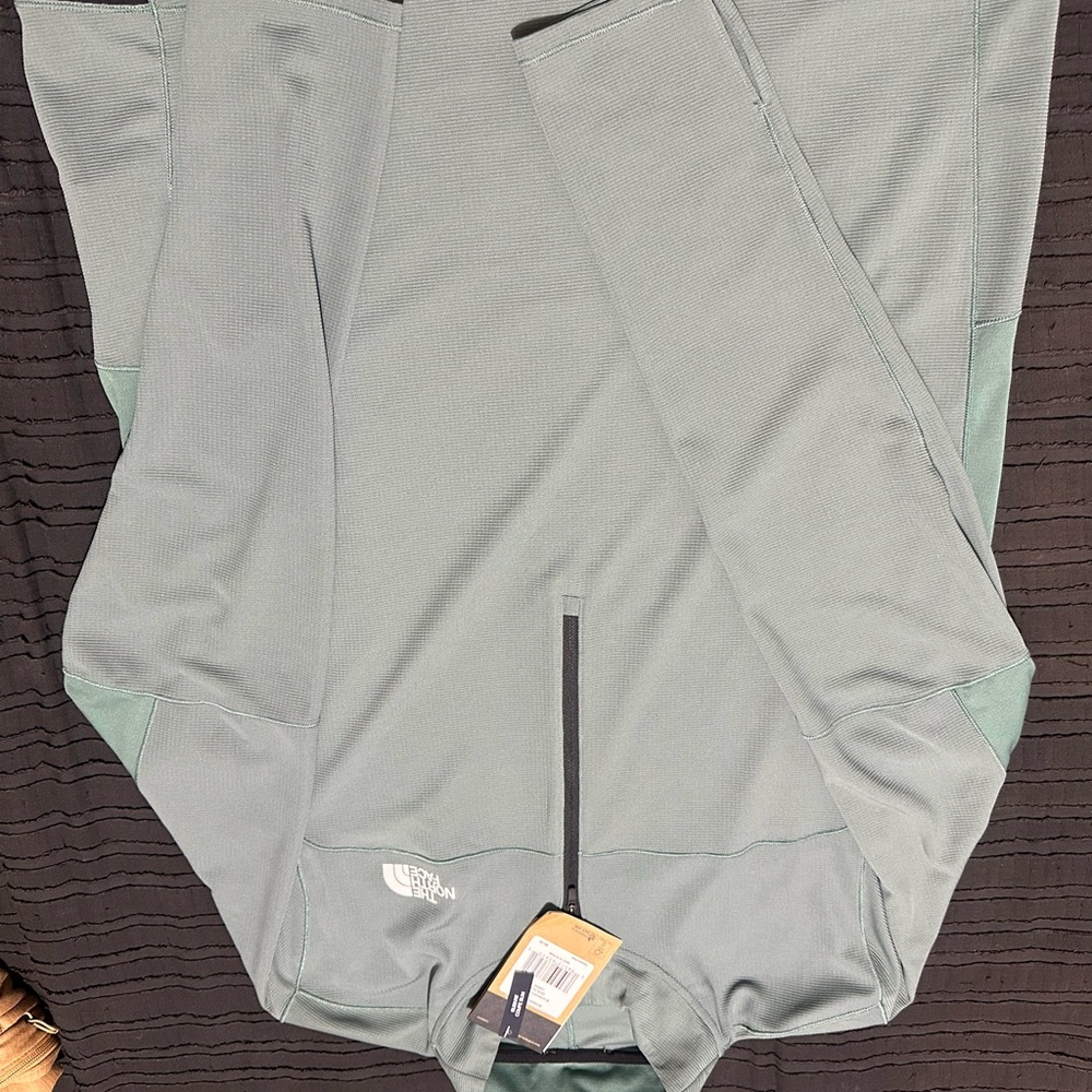 The North Face Men's Green Jacket.     <<<<<41>>>>> - Picture 4 of 5